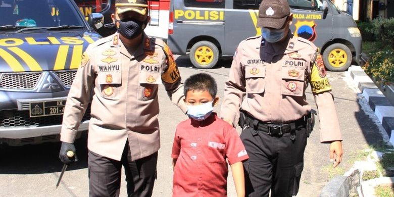 Kapolres Sukoharjo, AKBP Wahyu Nugroho Setiawan bersama Al Ghifari Putra Setiawan (8) yang diangkat sebagai anak asuh setelah kedua orangtuanya meninggal karena Covid-19.