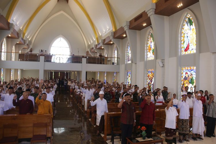 Umat Katolik bersama sejumlah tokoh lintas agama saat berdoa bersama di Gereja Paroki Santa Maria Ratu Rosari, Gianyar, Bali, Minggu (28/5/2023), supaya Pemilu 2024 berlangsung damai