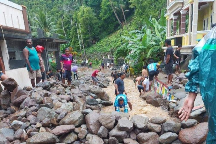 Material bantu terbawa ke permukiman warga pasaca banjir bandang melanda di Kabupaten Kepulauan Sitaro, Sulut.