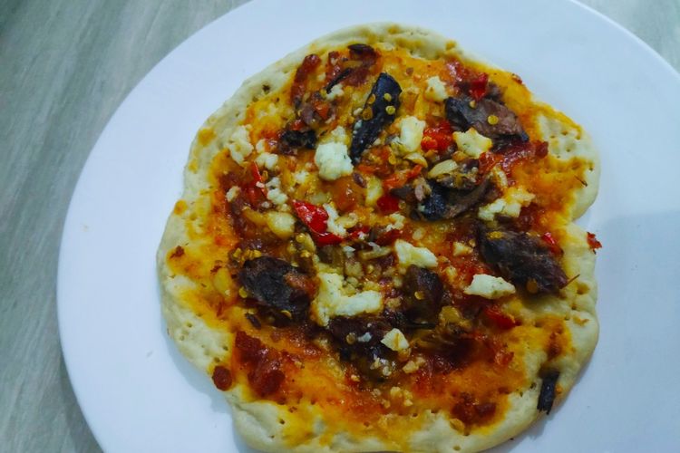 Pizza dengan topping Laukita Cakalang Mercon.