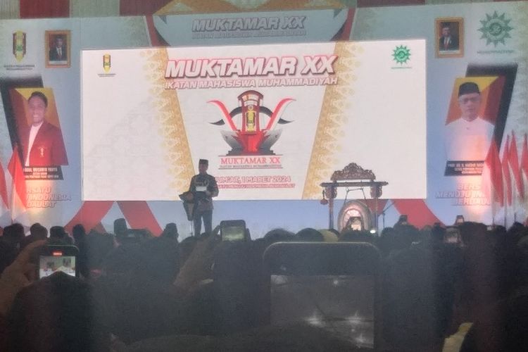 Presiden Joko Widodo saat menghadiri acara Muktamar XX Ikatan Mahasiswa Muhammadiyah (IMM) di Dining Hall Jakabaring, Palembang, Sumatera Selatan, Jumat (1/3/2024).