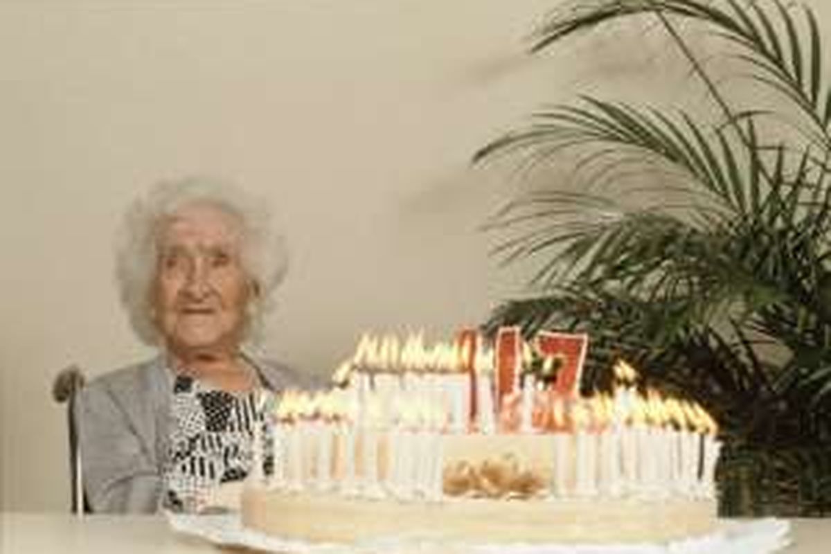Jeanne Calments saat merayakan ulang tahun ke-117. Warga negara Perancis itu hidup hingga umur 122, meninggal tahun 1997. 