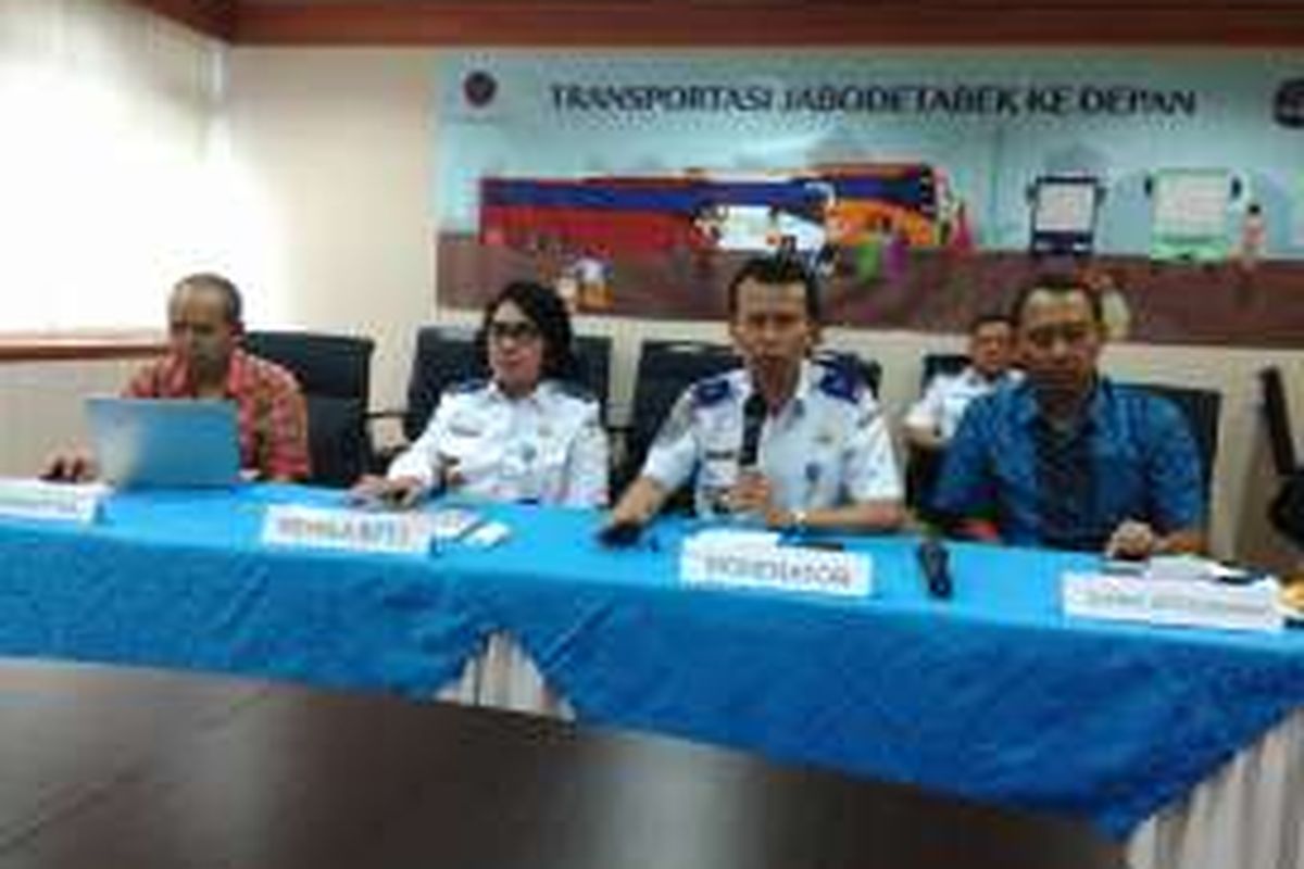 Dari kiri ke kanan foto, Pengamat Transportasi Darmaningtyas, Kepala BPTJ Elly Andriani Sinaga, moderator acara, dan Wakil Ketua Masyarakat Transportasi Indonesia (MTI) Djoko Setijowarno dalam diskusi di kantor BPTJ, Jakarta Selatan. Jumat (22/7/2016).