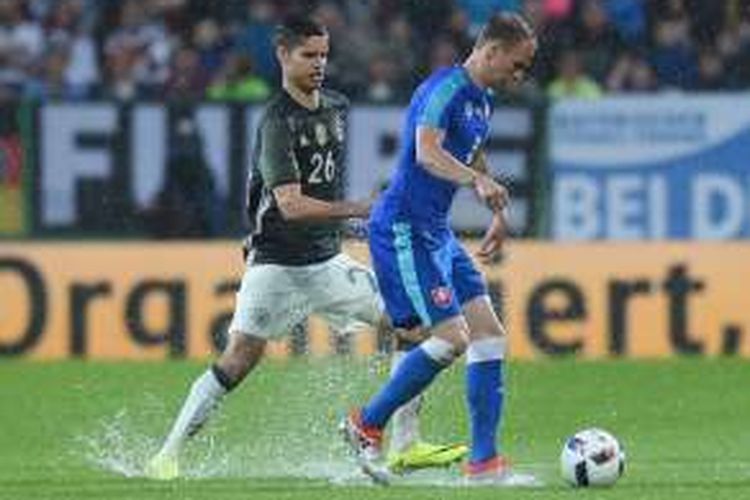 Gelandang Jerman, Julian Weigl (kiri), berupaya merebut bola dari pemain Slovakia, Ondrej Duda, pada laga persahabatan di WWK Arena, Augsburg, Minggu (29/5/2016) waktu setempat.