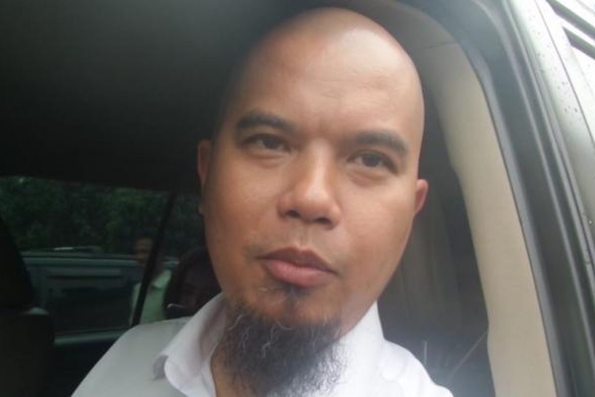 Ahmad Dhani siap meninggalkan Mapolda Metro Jaya, Jakarta Selatan, Rabu (9/11/2016), sesudah melaporkan seorang pemilik akun Facebook dengan dugaan mencemarkan nama baik Dhani.