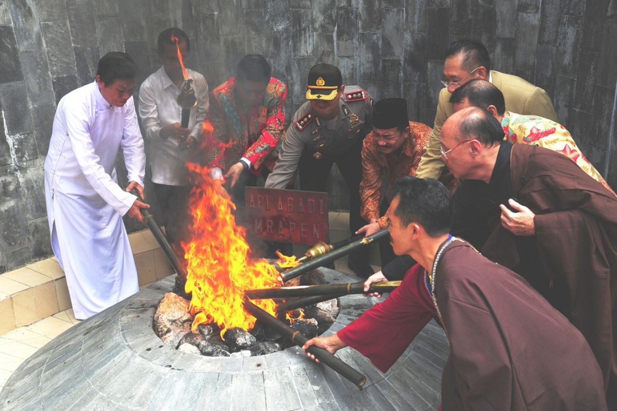 Umat Budhha menggelar ritual ‎pengambilan Api Dhamma Tri Suci Waisak 2562 BE 2018 di ‎kawasan obyek wisata Api Abadi Mrapen, Desa Manggarmas, Kecamatan Godong, Kabupaten Grobogan, Jawa Tengah, Minggu (27/5/2018) siang.