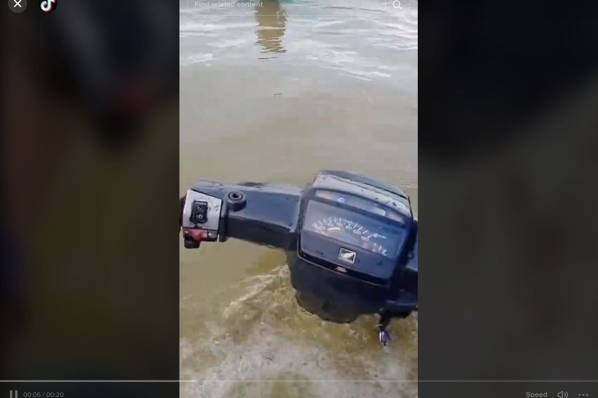 Sebuah video di TikTok yang viral memperlihatkan motor bisa terabas air dalam.