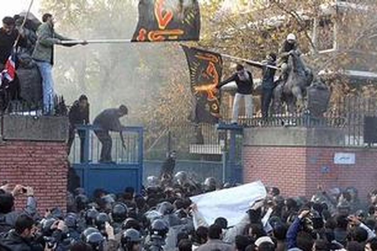 Demonstran merusak kedutaan besar Inggris di Teheran, Iran, Selasa (29/11/2011).