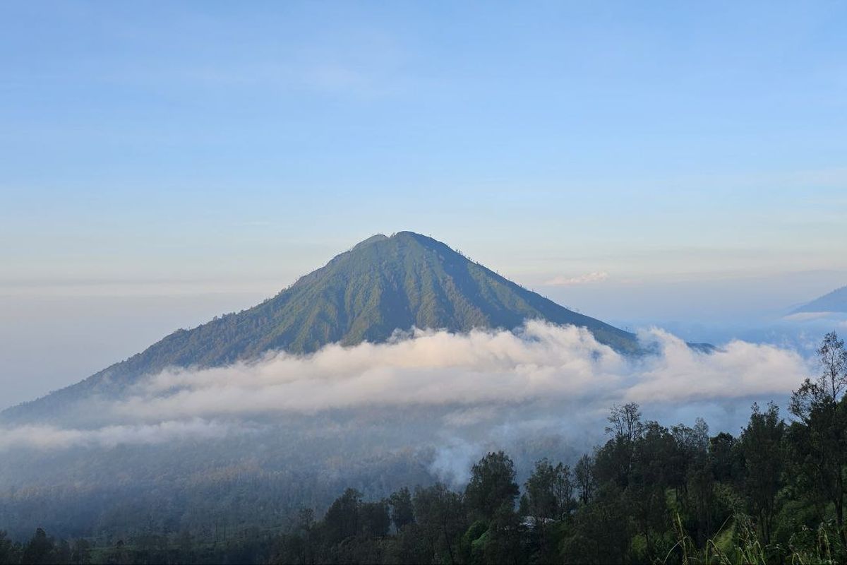 Pemandangan alam di sekitar Gunung Ijen