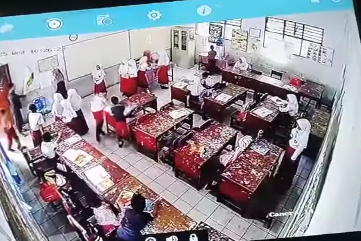 Postingan gambar CCTV yang menyebutkan peristiwa murid SD Abdi Sukma dihukum belajar di lantai karena nunggak SPP disetting orangtua murid 