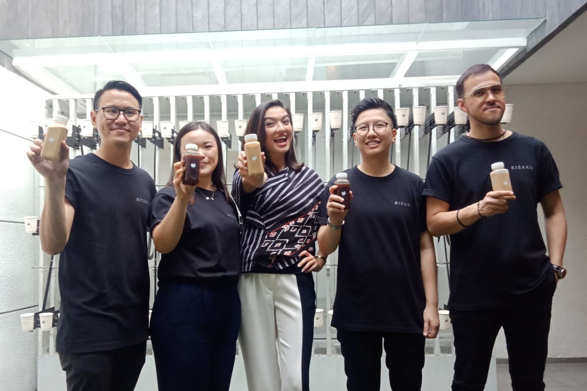 Artis peran Raline Shah (tengah) bersama para pendiri gerai kopi Kisaku dalam peresmiannya, Kamis (12/9/2019) sore.