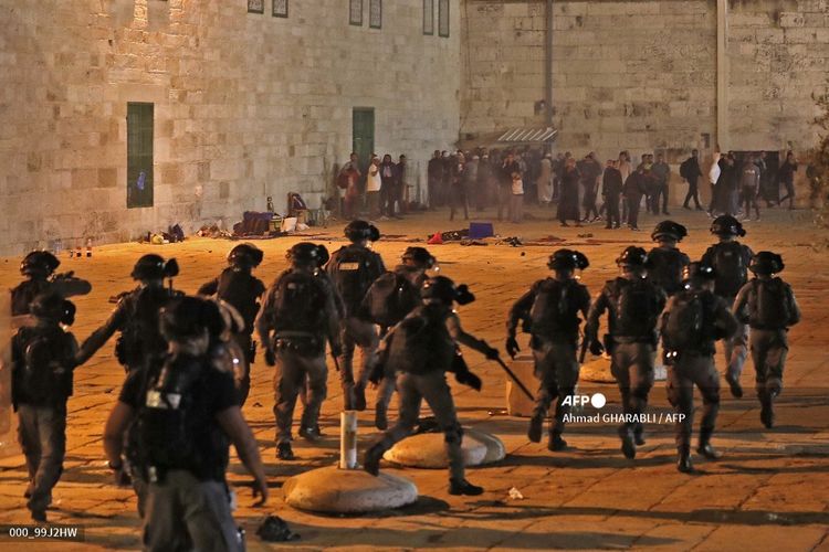 Kepolisian Israel berusaha mengusir demonstran Palestina dalam bentrokan yang berlangsung di Masjid Al-Aqsa, Yerusalem, pada 7 Mei 2021.