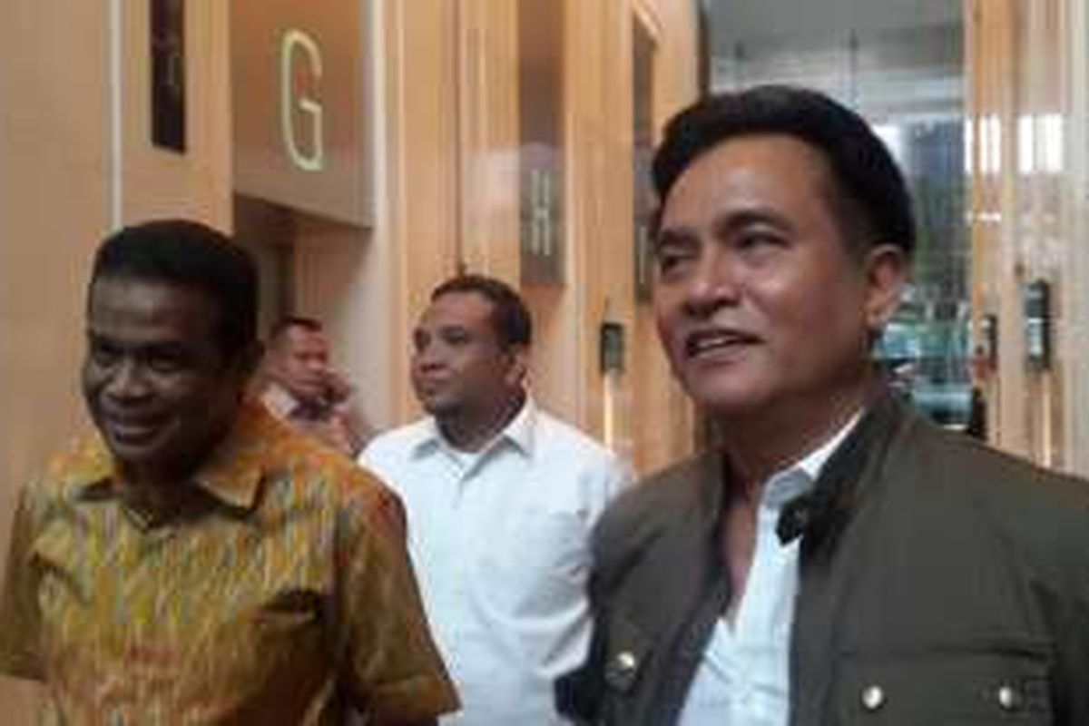 Bakal calon gubernur DKI Jakarta, Yusril Ihza Mahendra (kanan) dan Ketua DPD Golkar DKI Jakarta Fuad Hasan Mansyur di Bakrie Tower, Jakarta Selatan, Senin (21/3/2016).