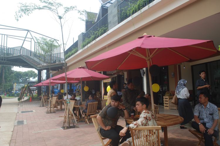 Sejumlah pengunjung sedang bersantai di kursi tenda di pusat kuliner khas Nusantara Padi Emas, Royal Sentul Park, Bogor, Jawa Barat, Selasa (6/3/2018).