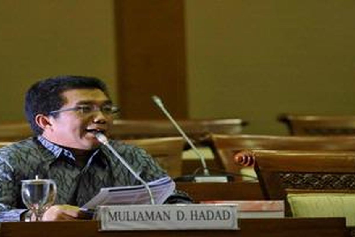 Muliaman D Hadad saat menjalani uji kelayakan dan kepatutan Ketua Dewan Komisioner Otoritas Jasa Keuangan di Komisi XI DPR di Gedung MPR/DPR/DPD Jakarta, Kamis (14/6/2012). Selain Muliaman Komisi XI juga menguji Achjar Ilyas. 