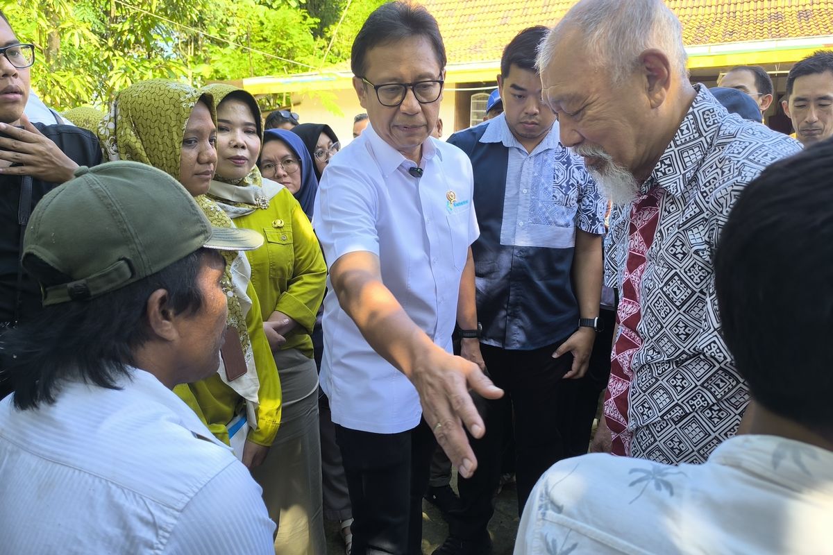 Menteri Kesehatan RI, Budi Gunadi Sadikin berinteraksi langsung dengan penderita kusta, di Dusun Pancor, Desa Pamolaan, Sampang, Jawa Timur, Selasa (8/7/2025)