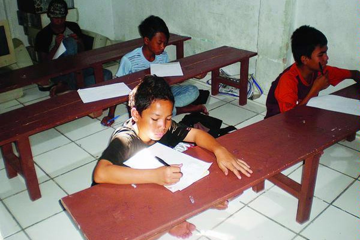 Ilustrasi: Pendidikan informal lebih sesuai untuk anak jalanan dibandingkan pendidikan formal, karena dalam pendidikan formal mereka akan terbentur usia dan waktu.  