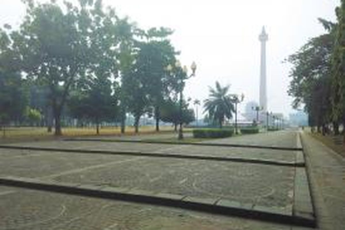 Menjelang Senin (22/6/2015) sore, pengamanan yang dilakukan aparat gabungan membuat kawasan Monas menjadi sepi.