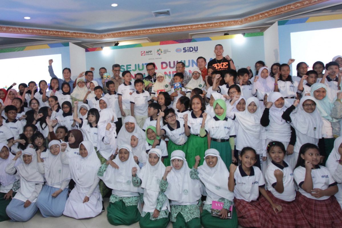 Menpora Imam Nahrawi dan para pembicara talk show Sejuta Dukungan Untuk Indonesia berfoto bersama anak-anak perwakilan 100 sekolah dasar se-Jabodetabek (26/7/2018).