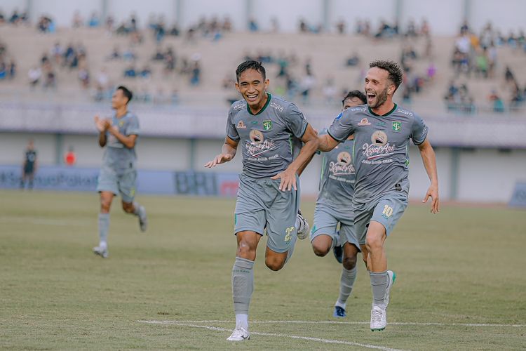 Pemain Persebaya Surabaya Rizky Ridho dan Ze Valente selebrasi seusai menjebol gawang Persita Tangerang saat pertandingan pekan ke-19 Liga 1 2022-2023 yang berakhir dengan skor 0-5 di Stadion Indomilk Arena Tangerang, Rabu (18/1/2023) sore. 