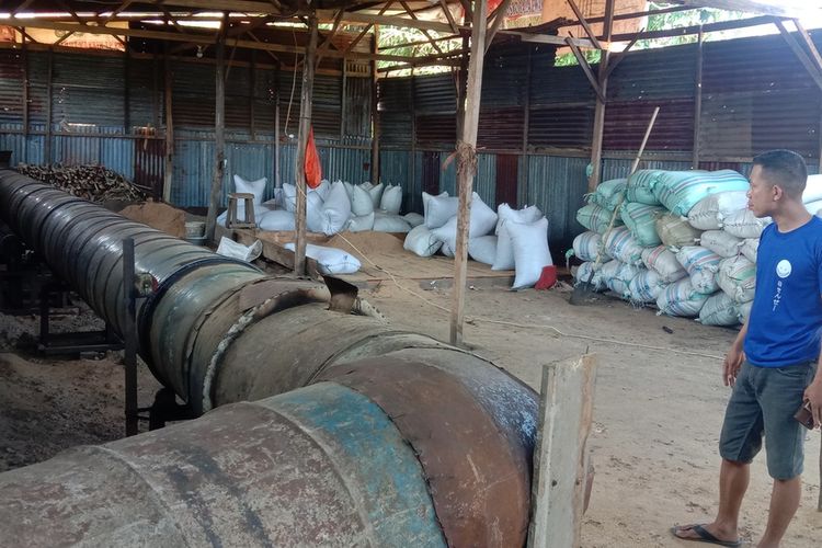Mesin pengolah limbah meubel sepanjang 15 meter milik Jalan (36), warga Kelurahan Mannongkoki, Kecamatan Polongbangkeng Utara, Kabupaten Takalar, Sulawesi Selatan yang dirakit dari barang rongsokan mampu memproduksi 1,5 ton limbah perjam. Kamis, (15/6/2023).
