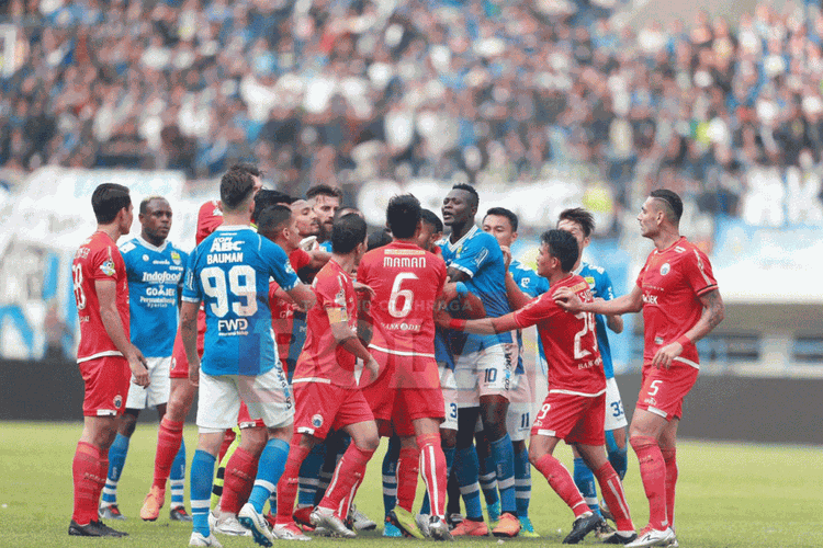 Pertandingan Liga 1, Persib Bandung vs Persija Jakarta, di Gelora Bandung Lautan Api, Minggu (23/9/2018), berlangsung panas.