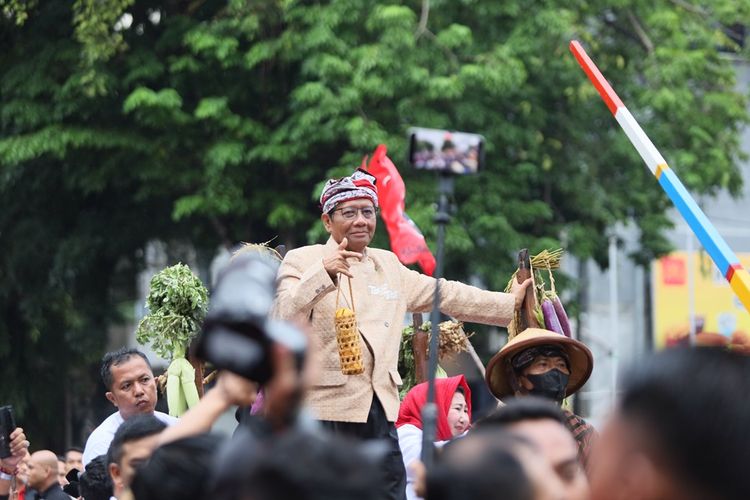 Mahfud MD dalam kirab budaya kampanye akbar hari terakhir Ganjar-Mahfud di Kota Solo, Jawa Tengah, Sabtu (10/2/2024).
