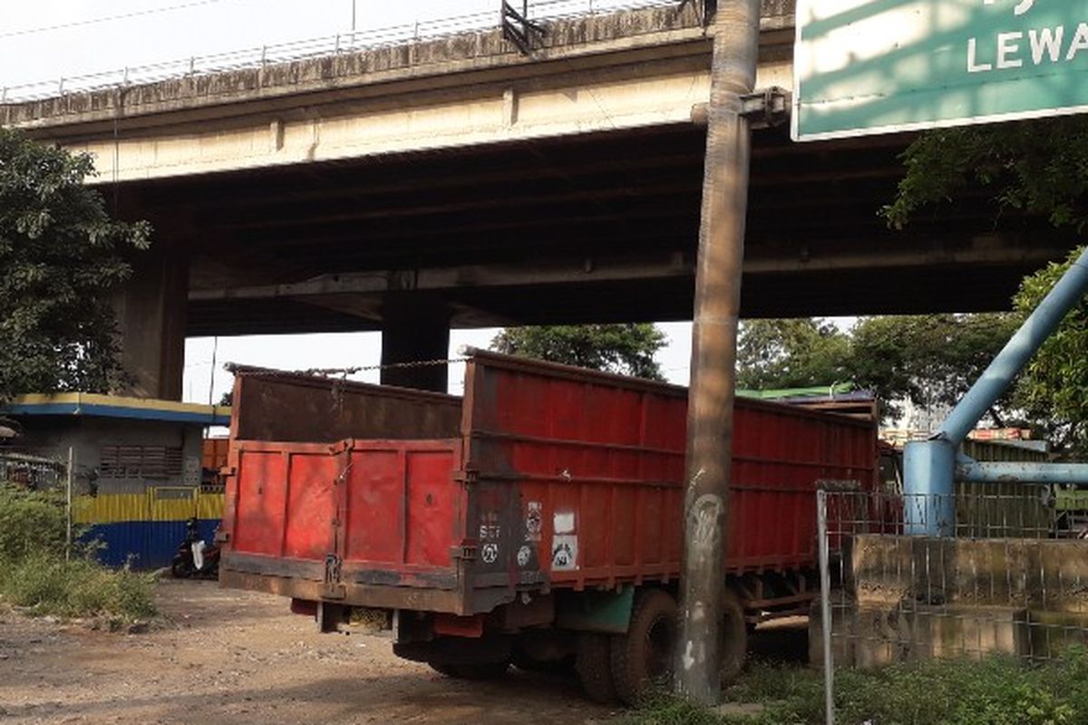 Truk-truk pengangkut sampah parkir di kawasan kolong tol Kalijodo, Jakarta Barat, (21/3/2018). 