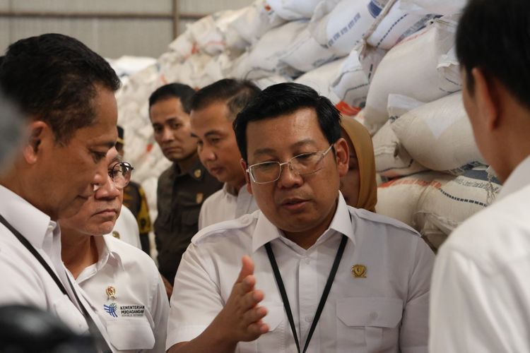 Kepala Bapanas Arief Prasetyo Adi saat mengecek stok beras. 