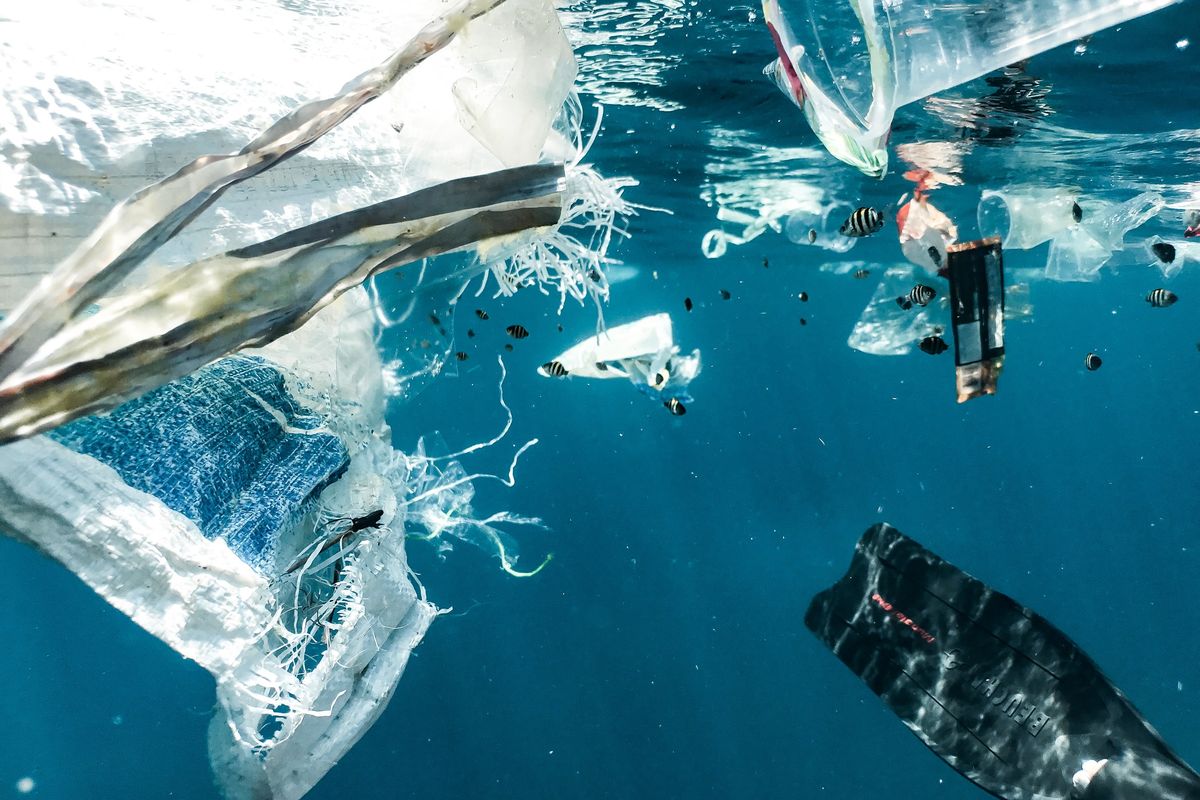 Ilustrasi sampah di laut.