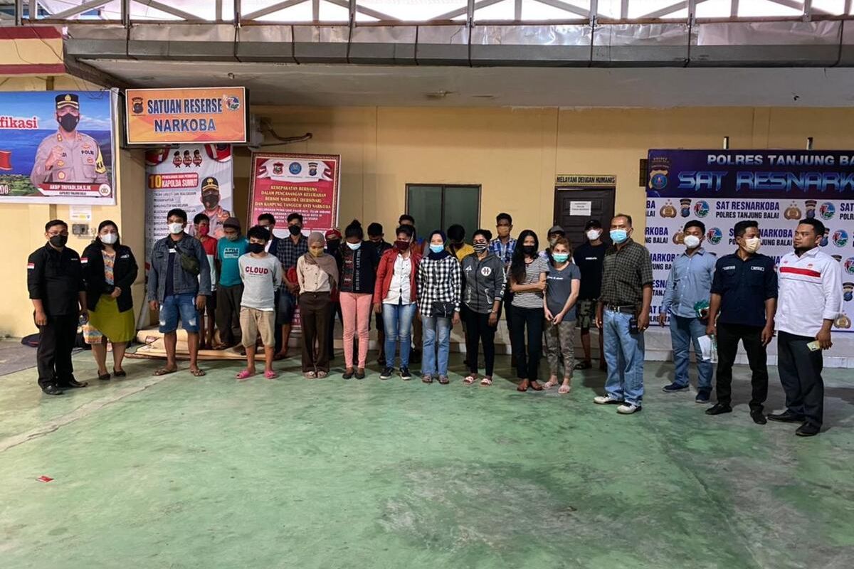 Polres Tanjung Balai mengamankan 20 calon pekerja migran Indonesia (PMI) di sebuah penampungan di rumah warga. Mereka akan berangkat ke Malaysia secara ilegal.