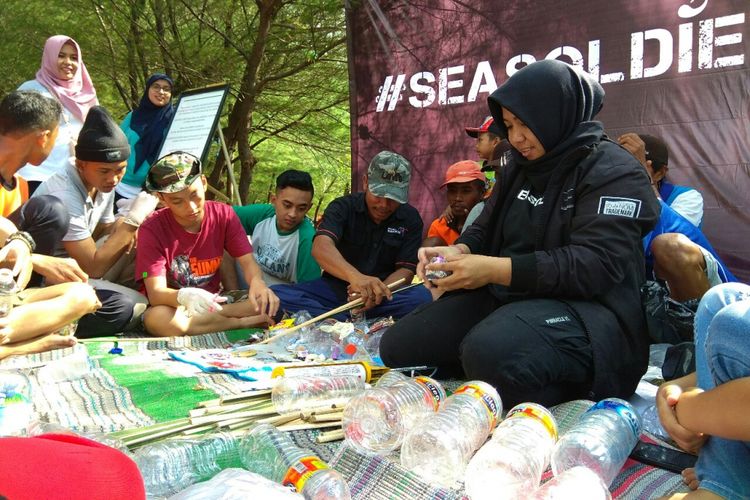 Nelayan di Pantai Cemara sedang belajar membuat ecobrick Minggu (6/8/2017)