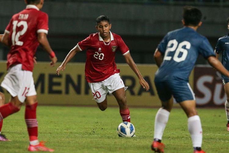 Pemain timnas U19 Indonesia Razzaa Fachrezi Aziz menggiring bola saat bertanding melawan Brunei pada laga lanjutan Grup A Piala AFF U19 2022 yang digelar di Stadion Patriot Candrabhaga, Bekasi, Senin (4/7/2022). Indonesia unggul 7-0 atas Brunei.