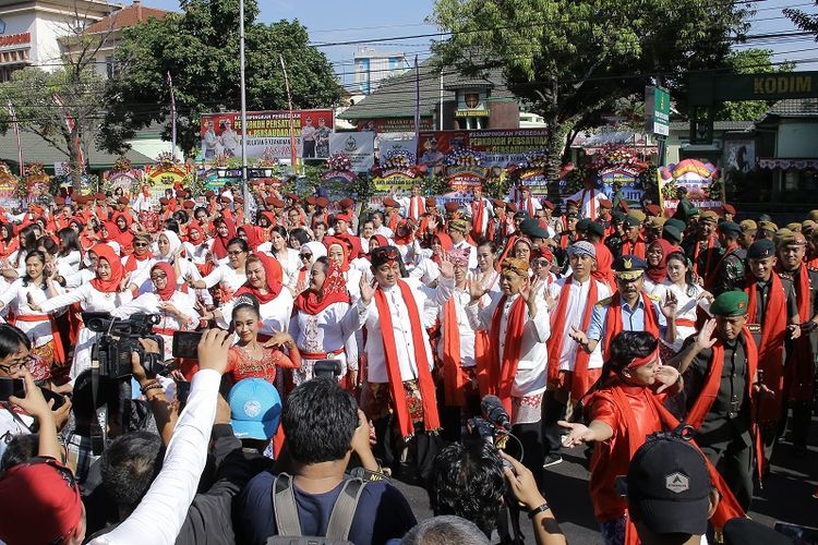 Wali Kota Semarang Hendrar Prihadi ikut joged bareng Goyang Semarangan yang diikuti ribuan peserta di sepanjang Jalan Pemuda, Kota Semarang, Kamis (2/5/2019).