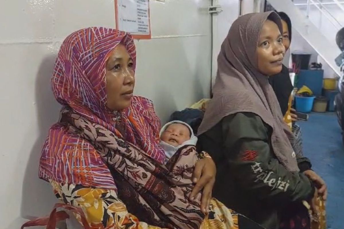 Sitti Nur Kumala melahirkan di atas kapal saat hendak dirujuk ke rumah sakit di wilayah Sumenep, Minggu (7/7/2024) 