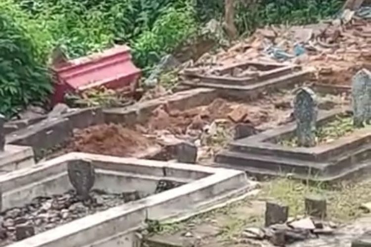 Sejumlah makam di Desa Yosomulyo, Kecamatan Gambiran, Kabupaten Banyuwangi, Jawa Timur, dilaporkan dirusak. 