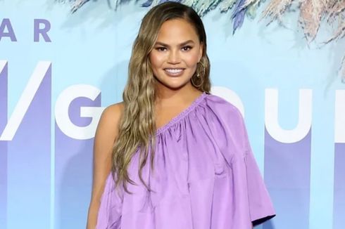 Reaksi Chrissy Teigen Mencoba Sepatu Kolaborasi Adidas dan Beyoncé