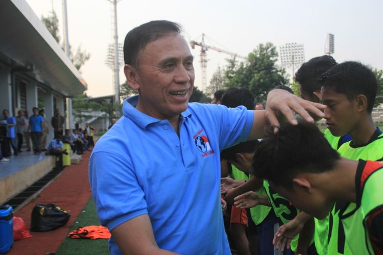 Sekretaris Utama Lembaga Ketahanan Nasional (Lemhanas), Mochamad Iriawan, meninjau seleksi pesepakbola muda yang akan diberangkatkan ke Spanyol oleh Vamos Indonesia di Lapangan C Gelora Bung Karno Jakarta, Jumat (28/6/2019).