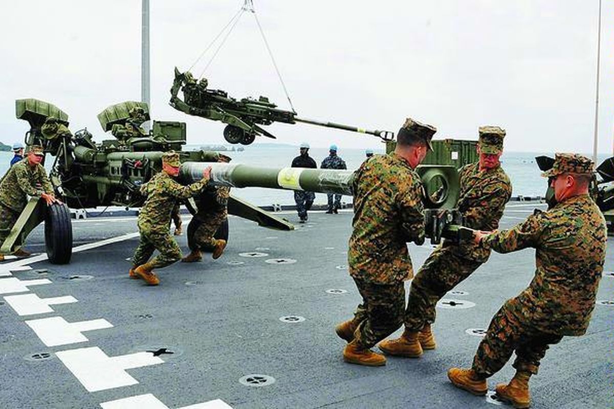 Unit Ekspedisi Ke-31 Amerika Serikat menyiapkan meriam Howitzer 155 milimeter di kapal amfibi USS Germantown jelang pendaratan di Okinawa, Jepang, untuk mengikuti latihan militer Kobra Emas 2012 pada 2 Februari lalu. Sekitar 9.000 prajurit Marinir AS di Okinawa dipindahkan ke Guam dan lokasi lain di Asia Pasifik, termasuk Hawaii, sesuai perjanjian AS-Jepang yang diumumkan pada Kamis (26/4).