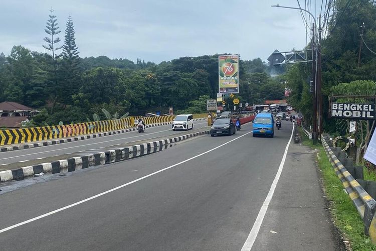 Kondisi arus kendaraan saat one way di sepanjang jalur wisata Puncak, Bogor, Jawa Barat, Sabtu (9/3/2024).
