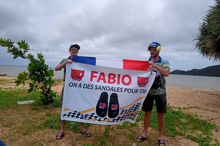 Guillaume, bule Perancis yang menyaksikan MotoGP Mandalika 2022 dan menginap di camping ground dekat Sirkuit Mandalika.