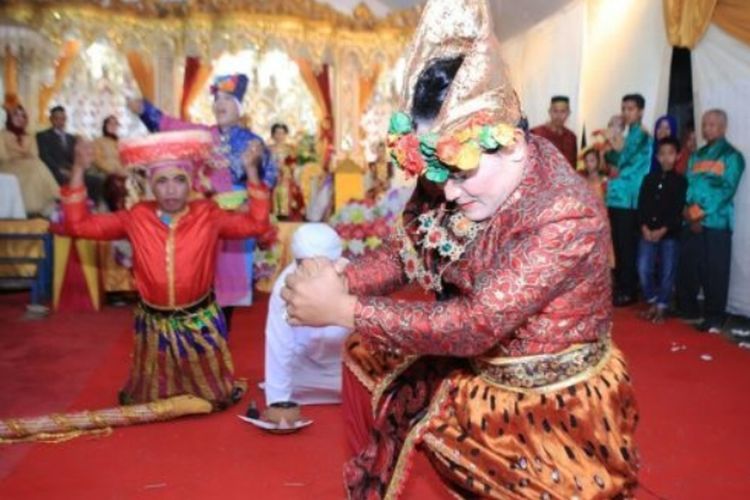 Foto Tarian Adat Sulawesi Selatan Yang Masuk Dalam Daftar Warisan Budaya Tak Benda Halaman