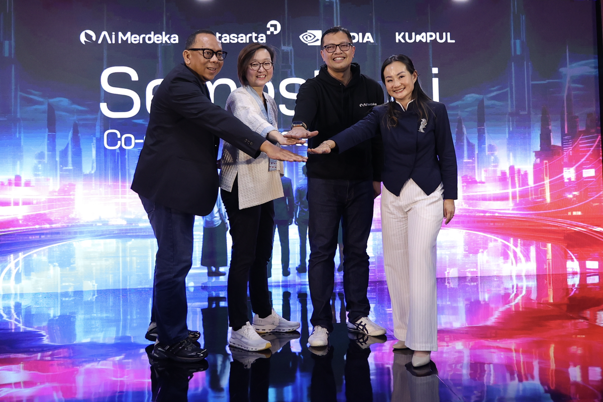 Kiri-kanan: Andry Gunawan Enterprise Business Country Manager of NVIDIA, Irene Umar, Wakil Menteri Ekonomi Kreatif/Wakil Kepala Badan Ekonomi Kreatif RI; Bayu Hanantasena, President Director & CEO Lintasarta; dan Faye Wongso, Founder & Chairperson of KUMPUL secara resmi meluncurkan program Semesta AI di Jakarta (24/7).