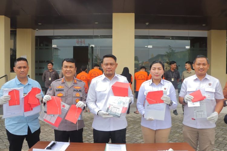 Direktur Ditreskrimsus Polda Lampung, Kombes Donny saat ekspos pelimpahan 6 tersangka kasus perjokian CPNS Kejaksaan, Kamis (6/6/2024).