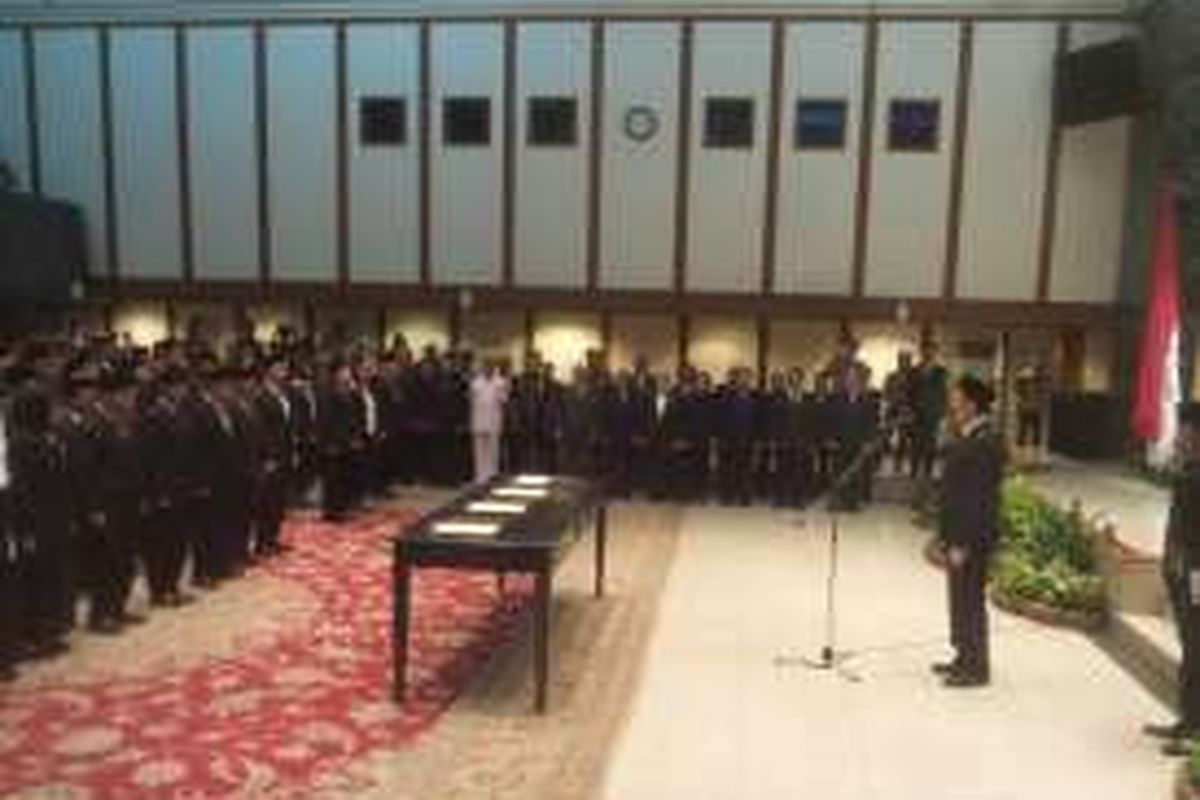 Gubernur DKI Jakarta Basuki Tjahaja Purnama saat melantik 150 pejabat baru di tingkat eselon III dan IV, di Balai Kota, Jumat (29/4/2016)