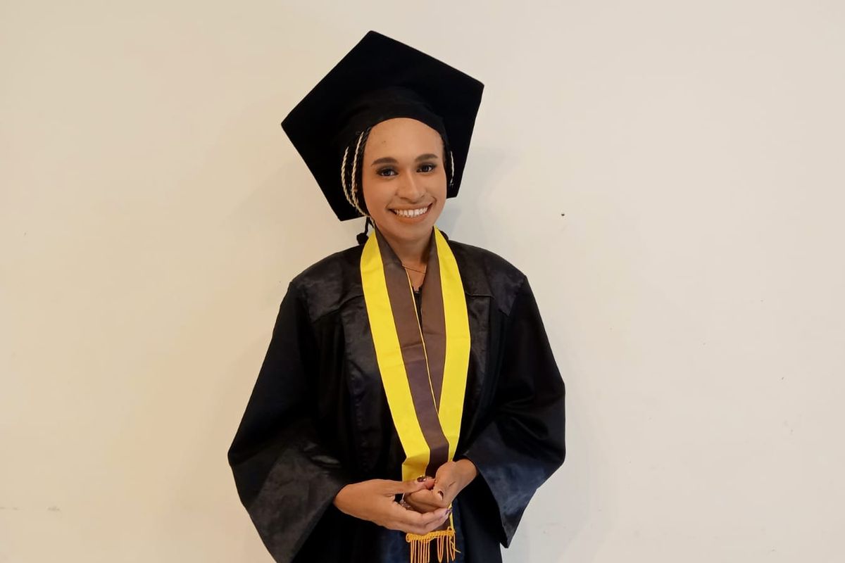 Gadis asal Papua, Papuana Rosalia Petegau, berhasil lulus sarjana dari Fakultas Peternakan (Fapet) Universitas Gadjah Mada (UGM), Rabu (20/11/2024) kemarin.