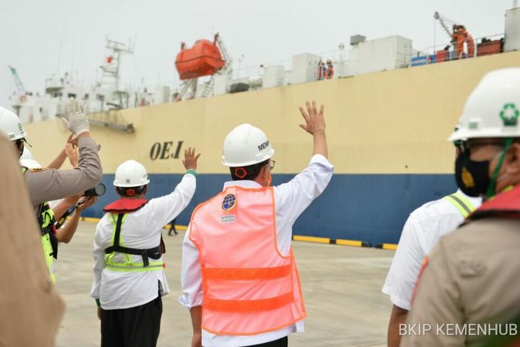 Uji coba bongkar muat kendaran bermotor di Pelabuhan Patimban