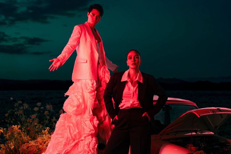 Photoshoot anniversary Luna Maya dan Maxime Bouttier viral karena konsep tukar peran. Ini 7 detail gaya yang jadi sorotan netizen.
