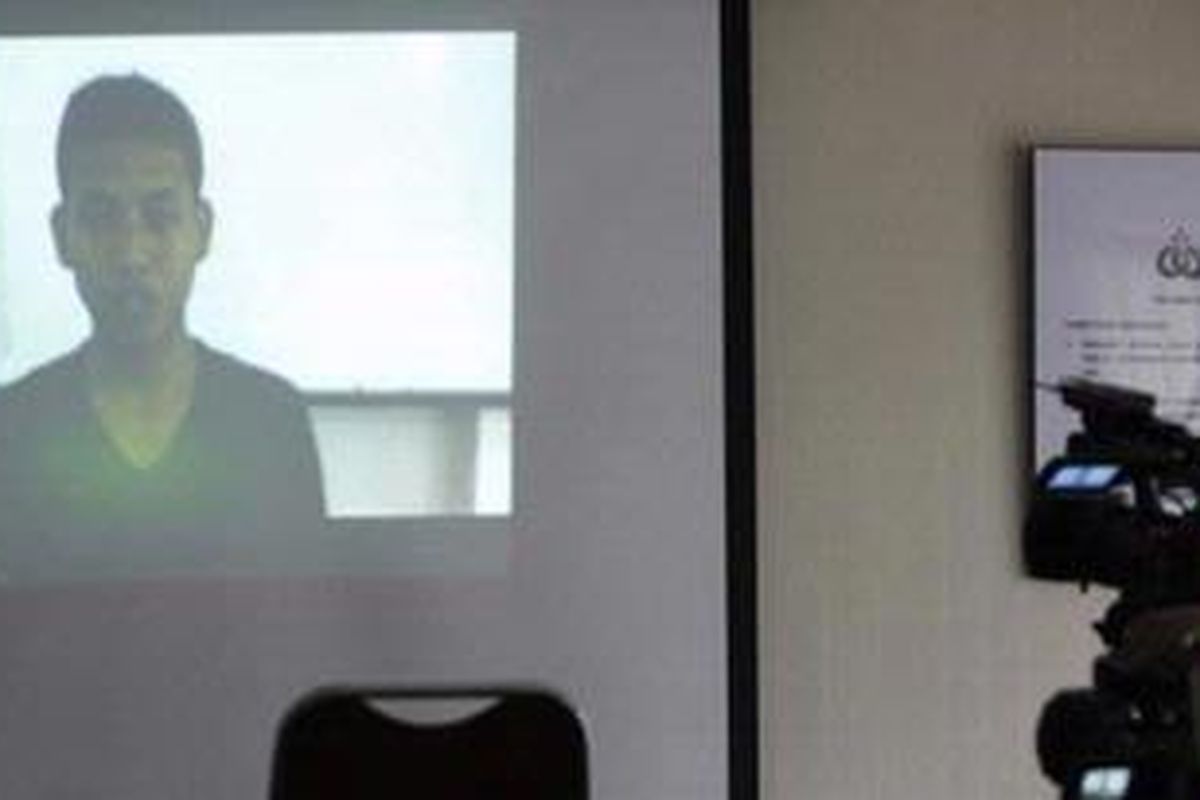 Rekaman video testimoni Bayu Setiono (22) diputar di Mabes Polri, Jakarta, Kamis (6/9/2012). Bayu yang diduga terlibat dalam aksi teror di Solo, ditangkap oleh Densus 88 di kediaman mertuanya, Wiji, di Desa Bulurejo, Kecamatan Gondangrejo, Karanganyar, Jawa Tengah.  