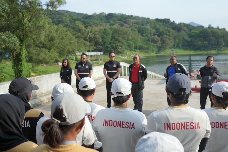Deputi II Chef de Mission (CdM) Kontingen Indonesia, RM Ibnu Riza Pradipto saat memantau persiapan Timnas Dragon Boat Indonesia yang menjalani pemusatan latihan nasional (pelatnas) di Waduk Jatiluhur Purwakarta, Jawa Barat.